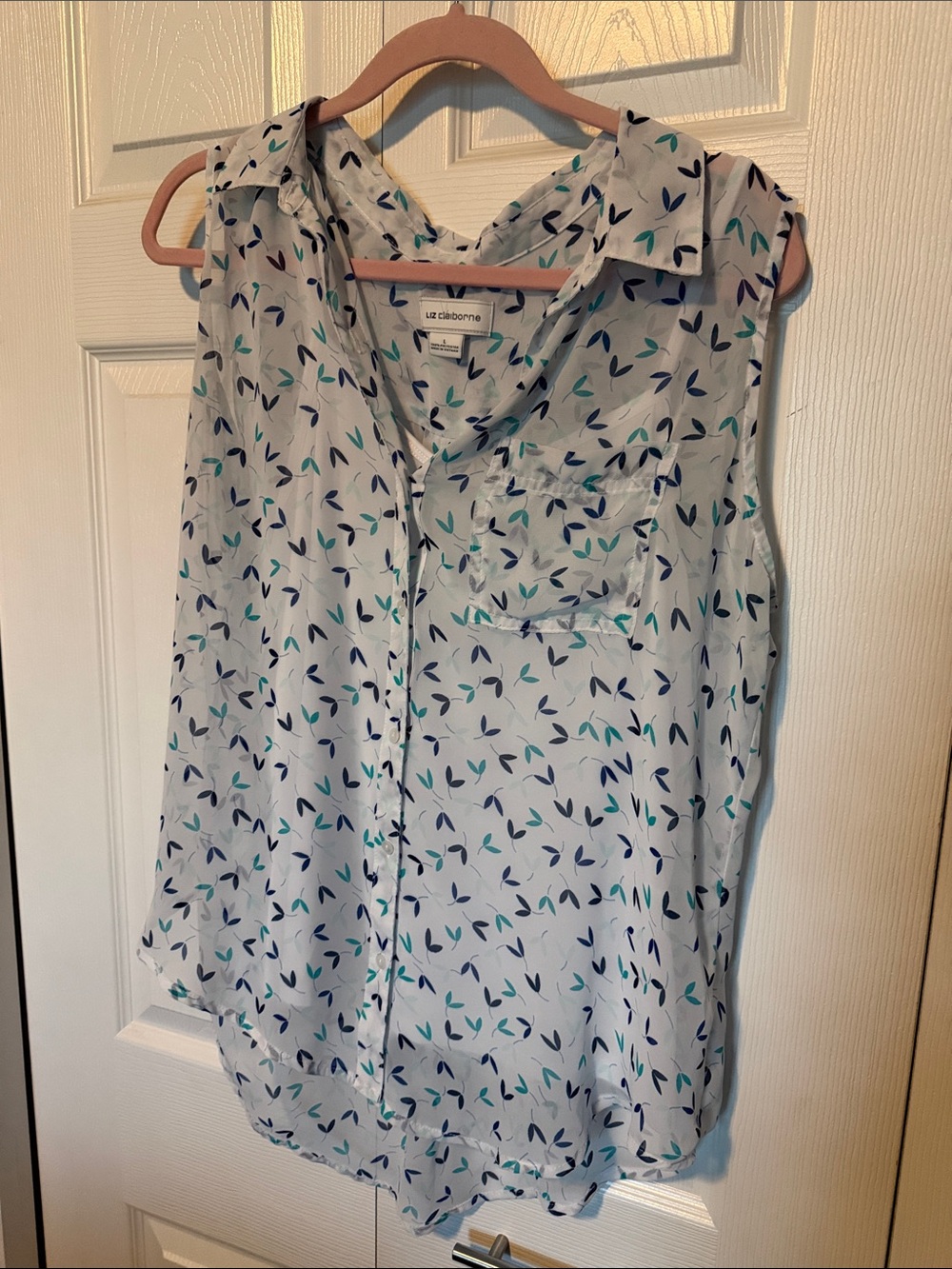 Liz Claiborne White Sleeveless Button-Down Top with Navy & Teal Leaf Print